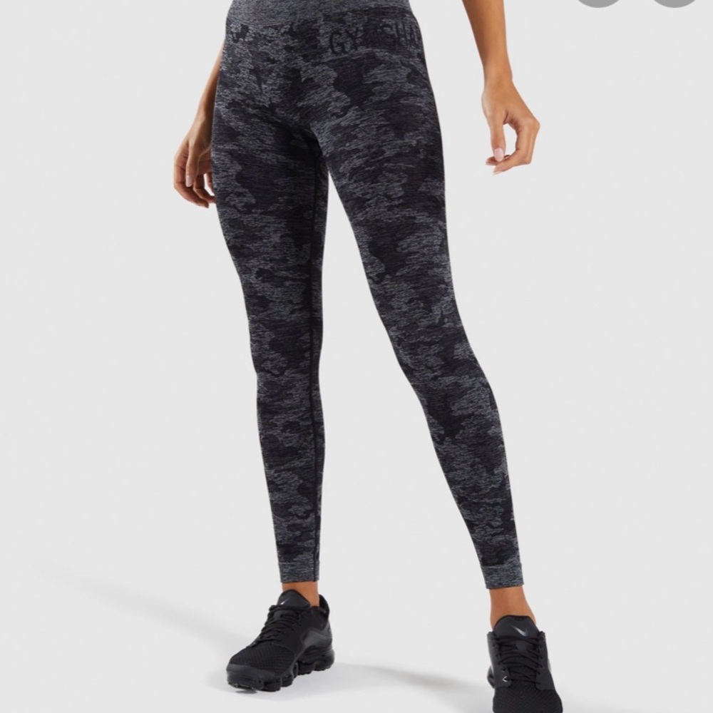 Gymshark Camo seamless, color black. Size small